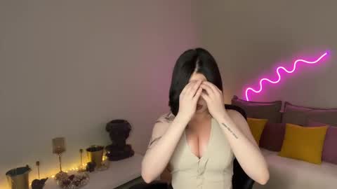 Mia online show from 05/14/26, 08:15