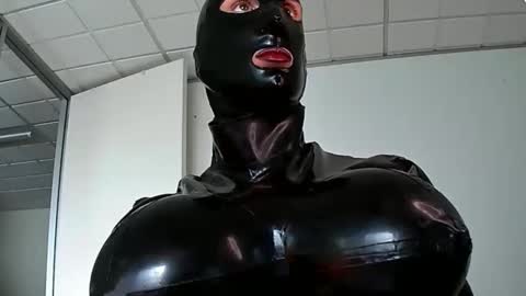 Snapshot of mistresslatexxx chatting on 01/20/25, 10:51 Bianca online show from 01/20/25, 10:51