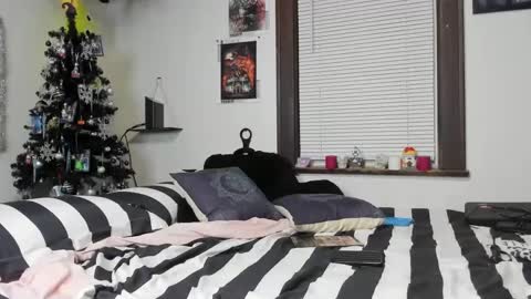 Snapshot of mistresslynn13 chatting on 12/25/24, 04:22 MistressLynn online show from 12/25/24, 04:22