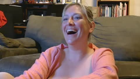 Snapshot of mistymountains96 chatting on 06/15/26, 02:47 Misty Mountains online show from 06/15/26, 02:47
