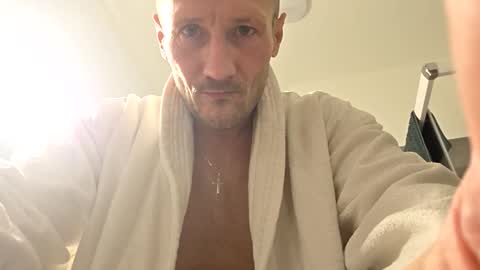 Snapshot of mitzio114 chatting on 12/20/25, 03:13 mitzio114 online show from 12/20/25, 03:13