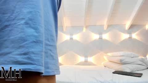 Snapshot of mizzhell_ chatting on 11/16/25, 12:44 mizzhell_ online show from 11/16/25, 12:44