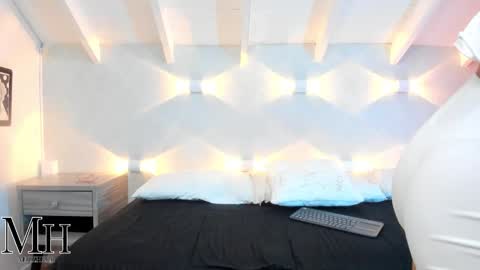 Snapshot of mizzhell_ chatting on 11/17/25, 12:44 mizzhell_ online show from 11/17/25, 12:44