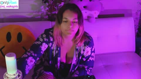 Hera  Tethra Bathtub stream  20k followers  Ask about our custom videos3 online show from 12/20/24, 05:29