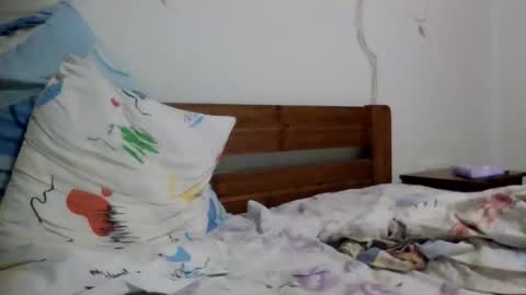 Snapshot of mmiltos chatting on 10/17/25, 10:12 mmiltos online show from 10/17/25, 10:12