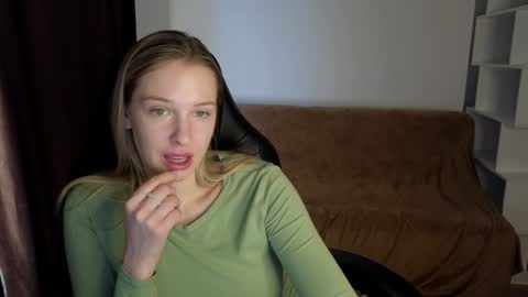 Snapshot of mmm_banana chatting on 12/20/24, 09:43 Lili online show from 12/20/24, 09:43