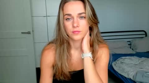 Snapshot of mmminnie chatting on 10/11/25, 01:42 mmminnie online show from 10/11/25, 01:42