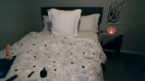 Snapshot of mmmmmwah chatting on 10/12/25, 08:35 Angel online show from 10/12/25, 08:35