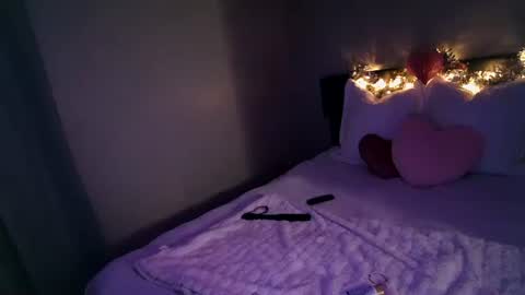 Snapshot of mmmmmwah chatting on 02/15/26, 06:43 Angel online show from 02/15/26, 06:43