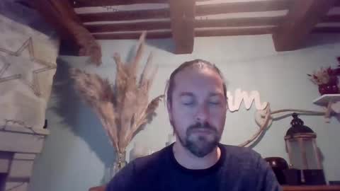 Snapshot of moi9876543210 chatting on 01/27/25, 04:11 Julien online show from 01/27/25, 04:11