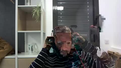 Snapshot of moi9876543210 chatting on 01/28/25, 10:56 Julien online show from 01/28/25, 10:56