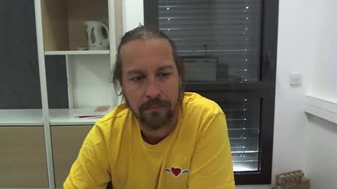 Snapshot of moi9876543210 chatting on 09/12/25, 12:38 Julien online show from 09/12/25, 12:38