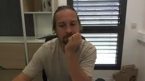 Snapshot of moi9876543210 chatting on 09/18/25, 10:50 Julien online show from 09/18/25, 10:50