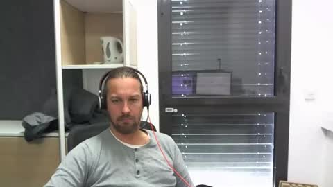 Snapshot of moi9876543210 chatting on 10/06/25, 10:23 Julien online show from 10/06/25, 10:23