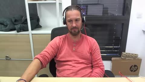 Snapshot of moi9876543210 chatting on 10/17/25, 03:14 Julien online show from 10/17/25, 03:14