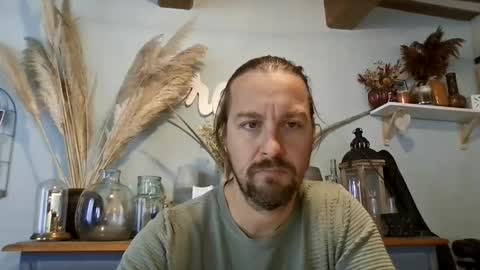 Snapshot of moi9876543210 chatting on 10/18/25, 08:37 Julien online show from 10/18/25, 08:37