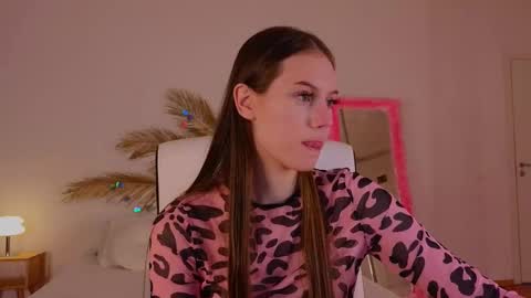 Snapshot of mol1y_kitten chatting on 02/20/25, 09:42 Molly online show from 02/20/25, 09:42