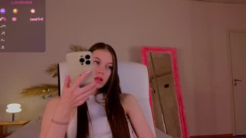 Snapshot of mol1y_kitten chatting on 02/26/25, 01:00 Molly online show from 02/26/25, 01:00