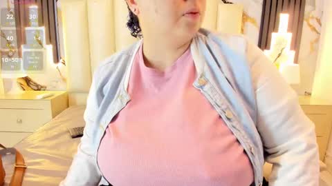 Snapshot of molliebue1 chatting on 02/16/25, 12:10 Hey Guys Im Mollie online show from 02/16/25, 12:10