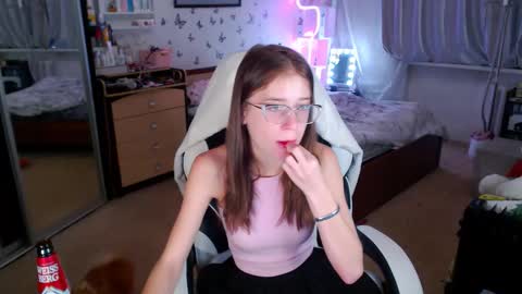 Snapshot of molly_barbie chatting on 10/08/25, 06:00 Molly Prvt is open online show from 10/08/25, 06:00