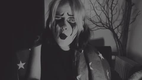 Snapshot of molly_crow chatting on 01/14/25, 05:51 Molly Crow online show from 01/14/25, 05:51