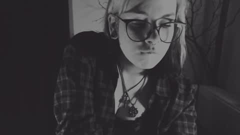 Snapshot of molly_crow chatting on 01/22/25, 08:49 Molly Crow online show from 01/22/25, 08:49