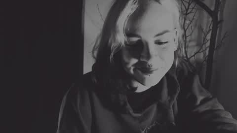 Snapshot of molly_crow chatting on 01/24/25, 10:41 Molly Crow online show from 01/24/25, 10:41