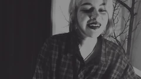 Snapshot of molly_crow chatting on 01/25/25, 11:43 Molly Crow online show from 01/25/25, 11:43