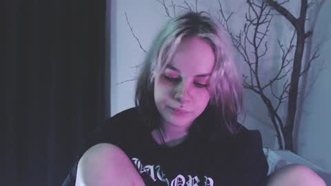 Snapshot of molly_crow chatting on 01/31/25, 01:43 Molly Crow online show from 01/31/25, 01:43