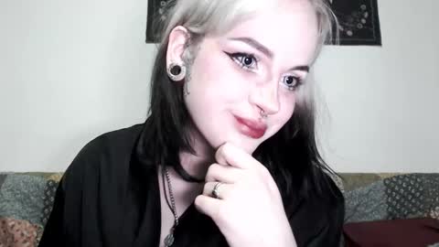 Snapshot of molly_crow chatting on 03/09/25, 10:41 Molly Crow online show from 03/09/25, 10:41