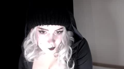 Snapshot of molly_crow chatting on 12/23/25, 03:59 Molly Crow online show from 12/23/25, 03:59