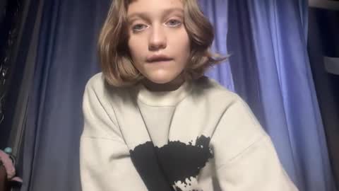 molly_poly online show from 11/12/25, 12:27