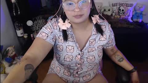 Snapshot of molly_shake chatting on 01/15/25, 02:27 Molly online show from 01/15/25, 02:27