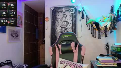 Snapshot of molly_shake chatting on 12/16/25, 06:40 Molly online show from 12/16/25, 06:40