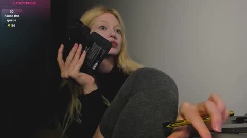 Snapshot of mollycodle chatting on 12/17/25, 04:57 Goddess Katherine online show from 12/17/25, 04:57