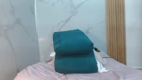  MOLLY  GUNSG online show from 09/19/25, 09:48