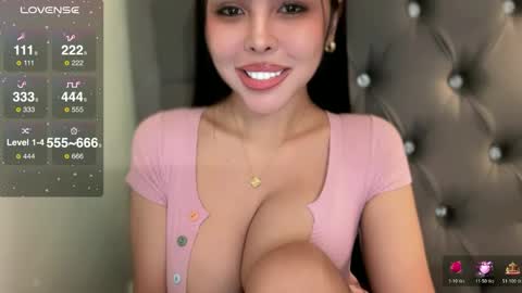 Snapshot of mollysky_smith chatting on 12/19/25, 04:19 molly online show from 12/19/25, 04:19