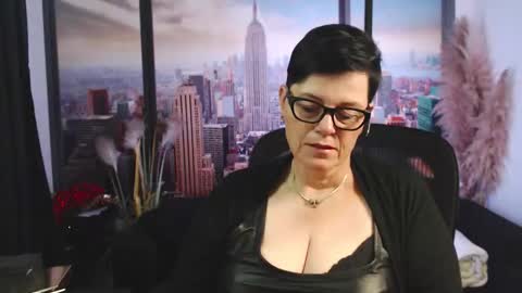 Snapshot of mollysun chatting on 10/12/25, 06:40 MollySun Nina Randmann online show from 10/12/25, 06:40