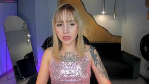 Snapshot of mollysunders_ chatting on 05/13/26, 08:27 Molly Sunders online show from 05/13/26, 08:27