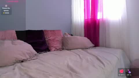 Snapshot of mollyybloom chatting on 11/15/25, 04:14 Molly online show from 11/15/25, 04:14