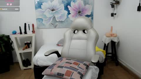 Snapshot of mom_17 chatting on 02/02/25, 11:42 Celeste online show from 02/02/25, 11:42