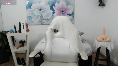 Snapshot of mom_17 chatting on 03/06/25, 12:21 Celeste online show from 03/06/25, 12:21