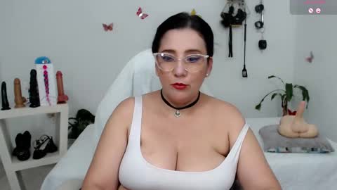 Snapshot of mom_17 chatting on 09/18/25, 10:12 Celeste online show from 09/18/25, 10:12