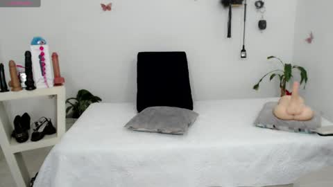 Snapshot of mom_17 chatting on 09/20/25, 08:32 Celeste online show from 09/20/25, 08:32