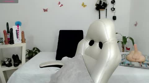 Snapshot of mom_17 chatting on 10/15/25, 08:31 Celeste online show from 10/15/25, 08:31