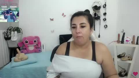 Snapshot of mom_17 chatting on 06/19/26, 01:26 Celeste online show from 06/19/26, 01:26