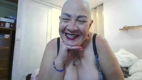 Snapshot of mom_is_wet chatting on 12/23/25, 03:48 nativa online show from 12/23/25, 03:48