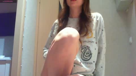 Snapshot of momentbeforedown chatting on 04/18/26, 10:43 Hailey online show from 04/18/26, 10:43