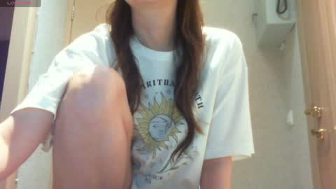 Snapshot of momentbeforedown chatting on 04/19/26, 10:12 Hailey online show from 04/19/26, 10:12