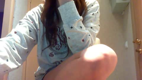 Snapshot of momentbeforedown chatting on 05/16/26, 03:47 Hailey online show from 05/16/26, 03:47